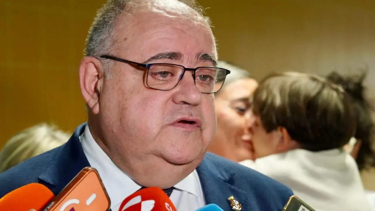 El consejero de Sanidad y Bienestar Social, Alejandro V&aacute;zquez Ramos, inaugura la exposici&oacute;n &lsquo;Por dos pulgares de nada&rsquo;