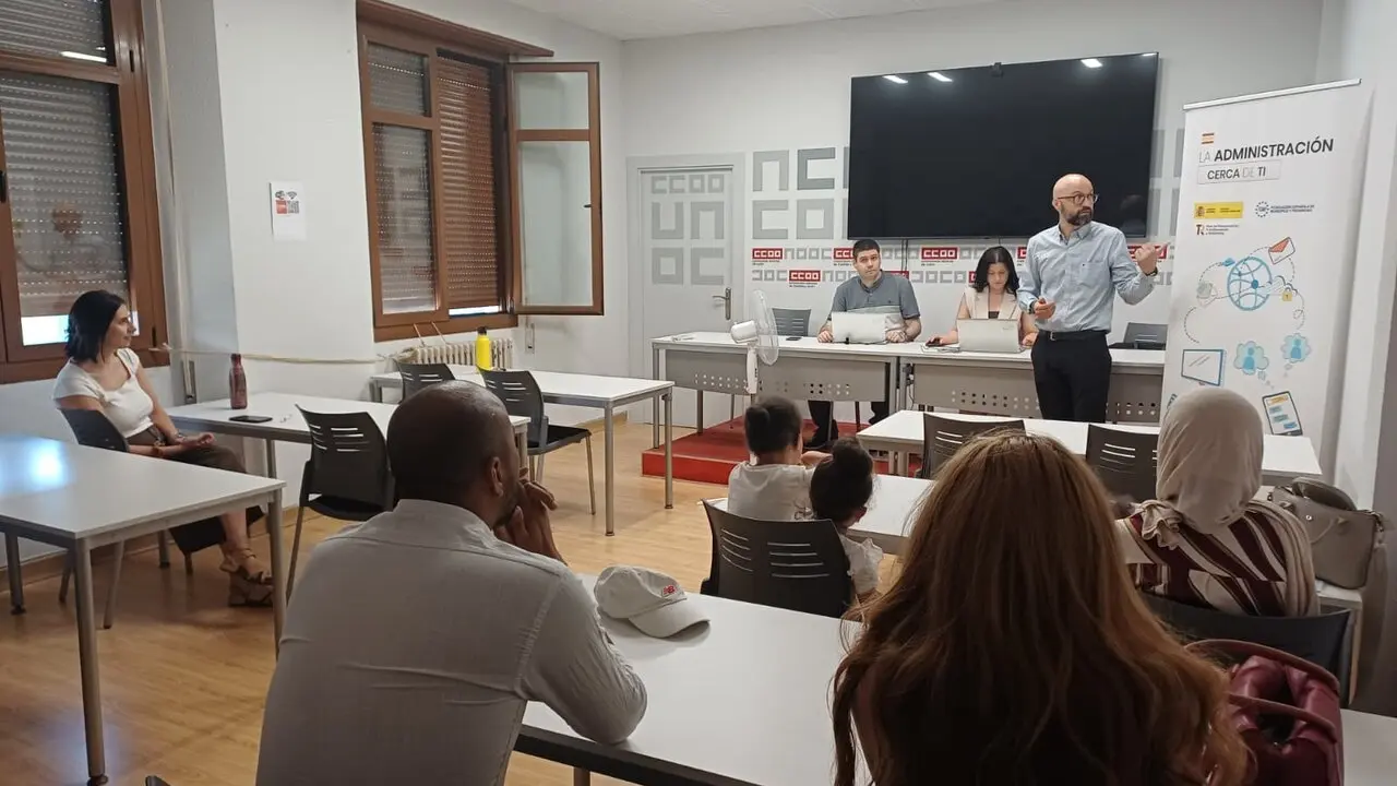 El subdelegado del Gobierno ha participado este lunes en una jornada celebrada en CCOO&nbsp;del programa 'La Administraci&oacute;n cerca de Ti' dirigida a personas migrantes.