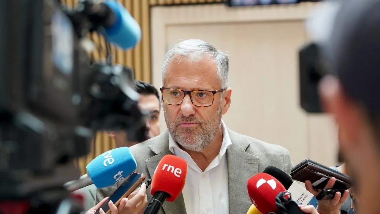 El vicepresidente primero y consejero de Desregulaci&oacute;n, Familia y Ayudas Sociales, Carlos Poll&aacute;n, informa de su reuni&oacute;n con C&aacute;ritas Castilla y Le&oacute;n y sobre otros temas de actualidad