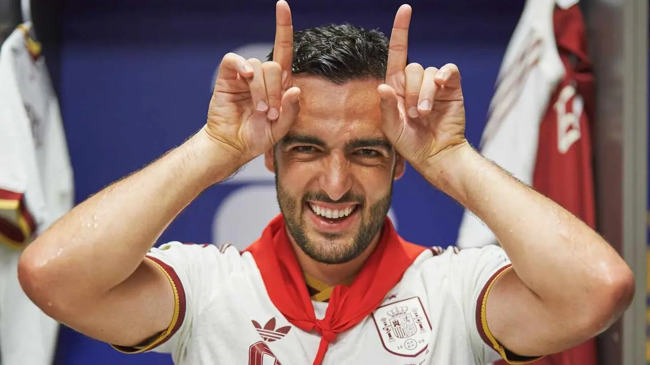 Merino, autor del gol, celebra el pase de Espa&ntilde;a en vestuarios rememorando los San Fermines.