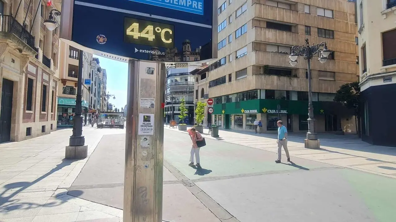 La provincia permanecer&aacute; bajo un intenso episodio de calor, con avisos por altas temperaturas este martes y un ligero alivio previsto para el viernes antes de un nuevo repunte del mercurio. Fotos: Heraldo de Le&oacute;n