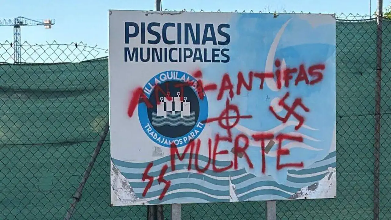 El cartel de las piscinas municipales ha sido vandalizado con un esv&aacute;stica y simbolog&iacute;a fascista, mientras un banco ha sido destrozado y se han causado da&ntilde;os materiales en un parque infantil. Foto: Ayto. Villaquilambre.