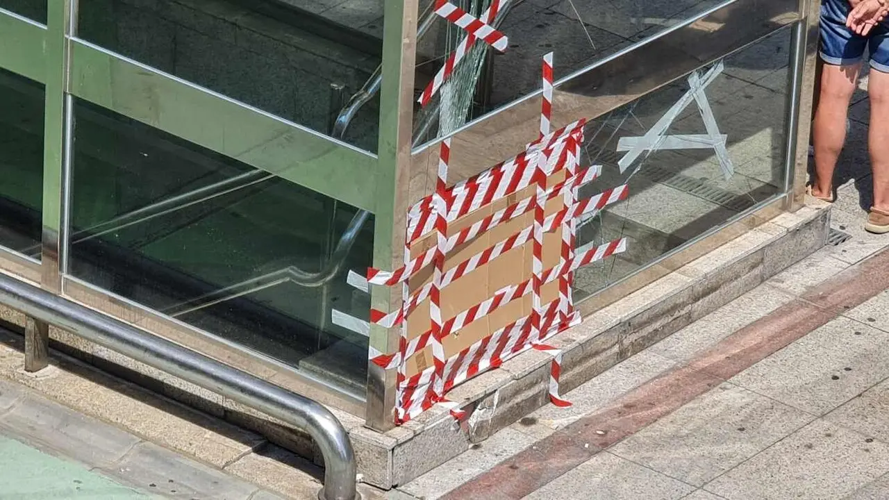 Un joven de 19 a&ntilde;os result&oacute; herido muy grave en la noche de este lunes tras sufrir un aparatoso accidente con el patinete que conduc&iacute;a en la avenida de Ordo&ntilde;o II, en la ciudad de Le&oacute;n. El siniestro se produjo despu&eacute;s de que perdiera el control del veh&iacute;culo y se estrellara violentamente contra la vitrina.