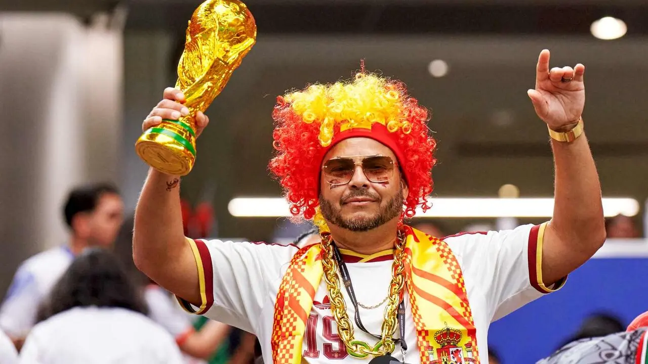 Un aficionado anima a Espa&ntilde;a durante el partido disputado frente a Portugal.