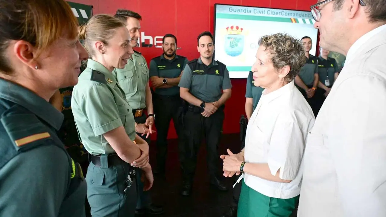 La CiberComandancia de la Guardia Civil, con sede en las instalaciones del Instituto Nacional de Ciberseguridad (Incibe) en Le&oacute;n, ha cerrado su primer a&ntilde;o de funcionamiento con m&aacute;s de 56.000 solicitudes de denuncia recibidas y un papel creciente en la lucha contra el ciberdelito. La secretaria de Estado de Seguridad, Aina Calvo, visit&oacute; este martes las instalaciones para conocer el trabajo desarrollado por la unidad.