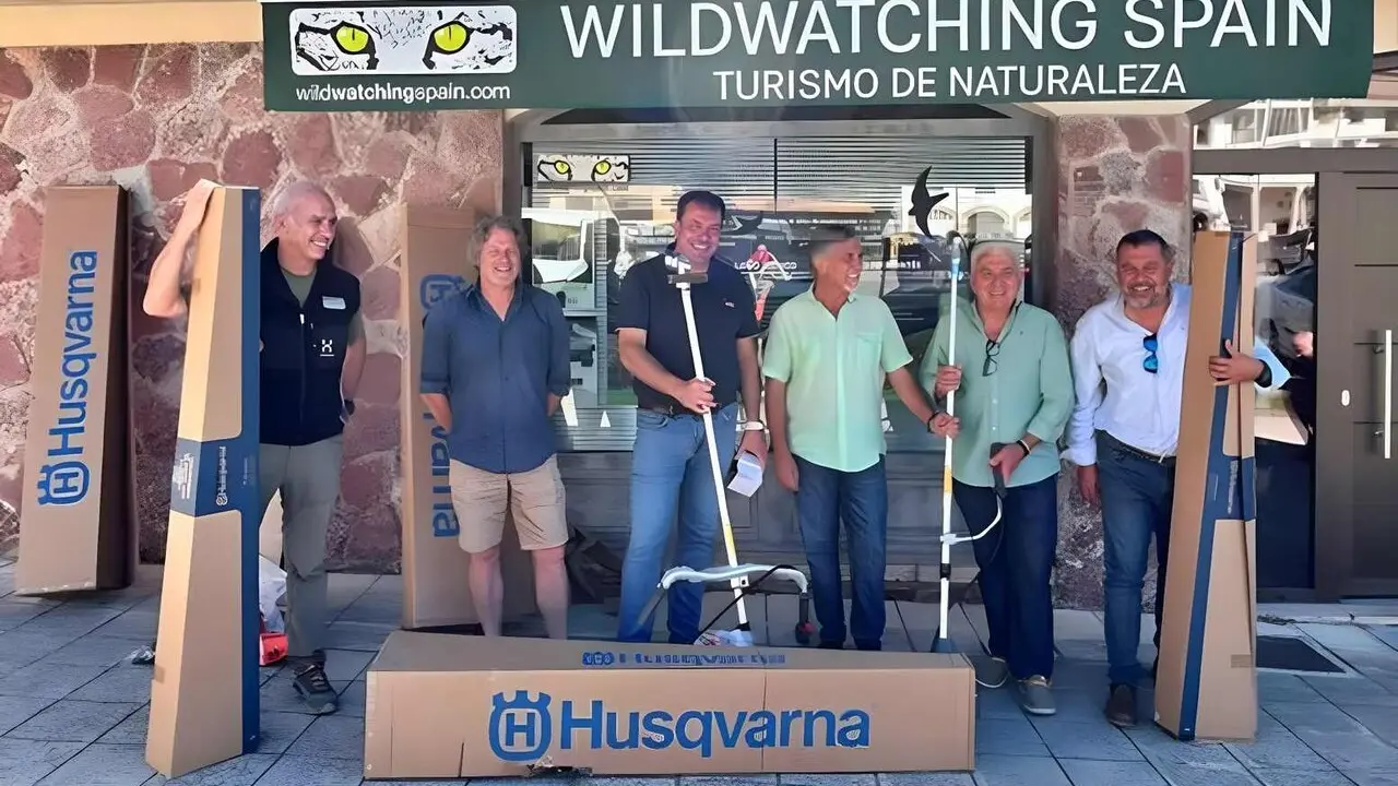 Representantes de la Mancomunidad Monta&ntilde;a de Ria&ntilde;o reciben el material donado por la Fundaci&oacute;n Desea y Wildwatching Spain, adquirido mediante una campa&ntilde;a de micromecenazgo para reforzar las labores de prevenci&oacute;n de incendios en la comarca.