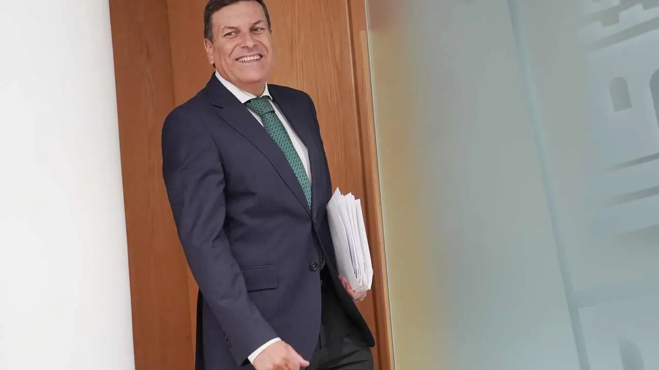El consejero de Econom&iacute;a y Hacienda y portavoz, Carlos Fern&aacute;ndez Carriedo, comparece en rueda de prensa posterior al Consejo de Gobierno.