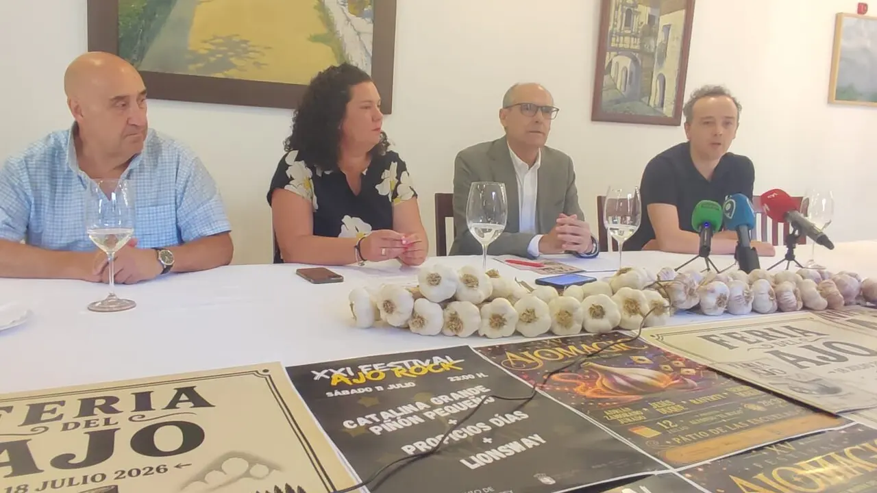 La diputada de Desarrollo Rural de la Diputaci&oacute;n De Le&oacute;n, Irene Gonz&aacute;lez, ha acompa&ntilde;ado al alcalde de Santa Marina del Rey y tambi&eacute;n diputado, Francisco Javier &Aacute;lvarez, en la presentaci&oacute;n de la Feria del Ajo del municipio, una cita centenaria que se celebrar&aacute; el pr&oacute;ximo 18 de julio. Foto: MAG.