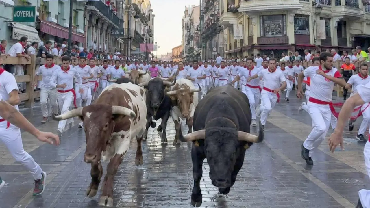 Cazurreo, la popular cuenta de Instagram, ha recreado con inteligencia artificial encierros de San Ferm&iacute;n por algunos de los lugares m&aacute;s emblem&aacute;ticos de la provincia, desde la Catedral hasta el peaje del Huerna, invitando a sus seguidores a imaginar un singular traslado de la fiesta pamplonesa.