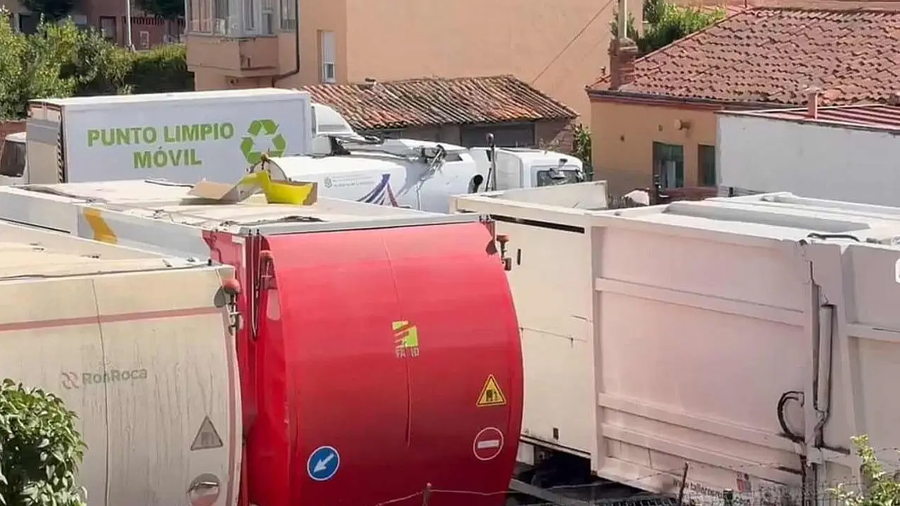 Imagen de los camiones de basura estacionados y que provocan la queja vecinal por los malos olores.