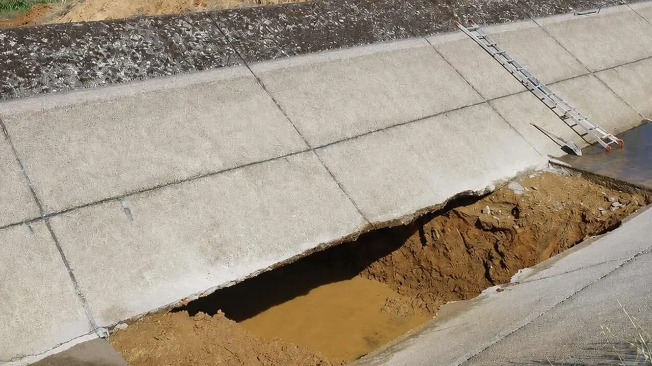 Imagen de la rotura del canal que ha dejado sin riego a decenas de agricultores.
