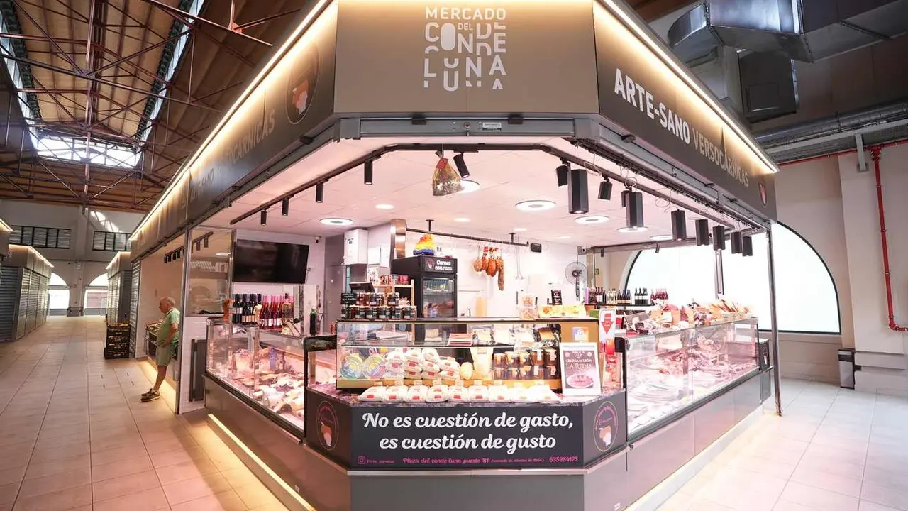 Imagen de uno de los puestos activos tras la reforma del Mercado del Conde Luna.