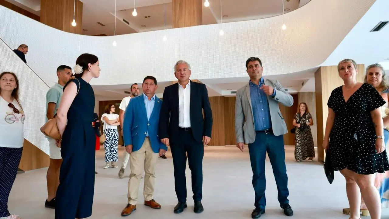 El delegado del Gobierno en Castilla y Le&oacute;n, Nicanor Sen, visita las actuaciones finalizadas en la Casa de la Cultura de Valencia de Don Juan financiadas a cargo del Programa de Impulso a la Rehabilitaci&oacute;n de los Edificios P&uacute;blicos
