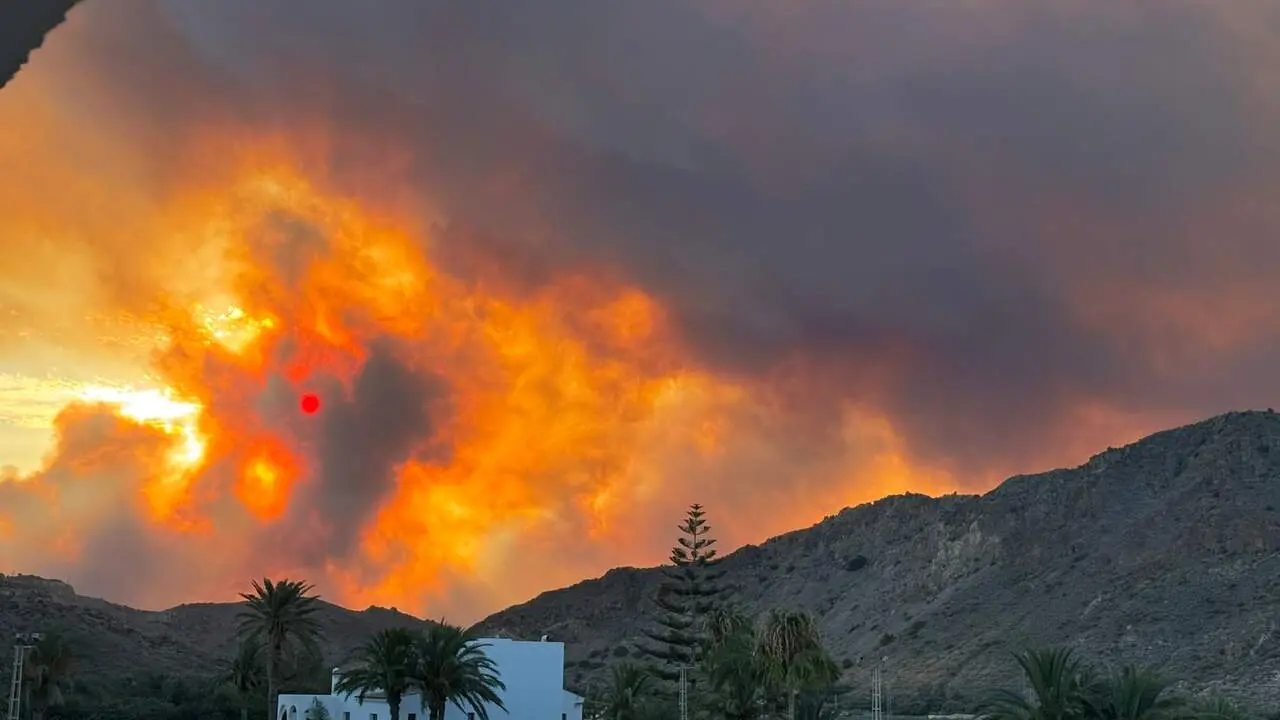 Ayuntamientos y la Diputaci&oacute;n de Le&oacute;n convocan minutos de silencio en se&ntilde;al de duelo por la tragedia que deja doce fallecidos, 19 personas no localizadas, ocho heridos y centenares de evacuados en el Levante almeriense.