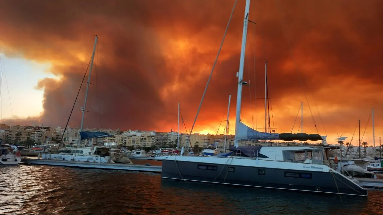 Imagen de la magnitud del incendio vista desde el mar.