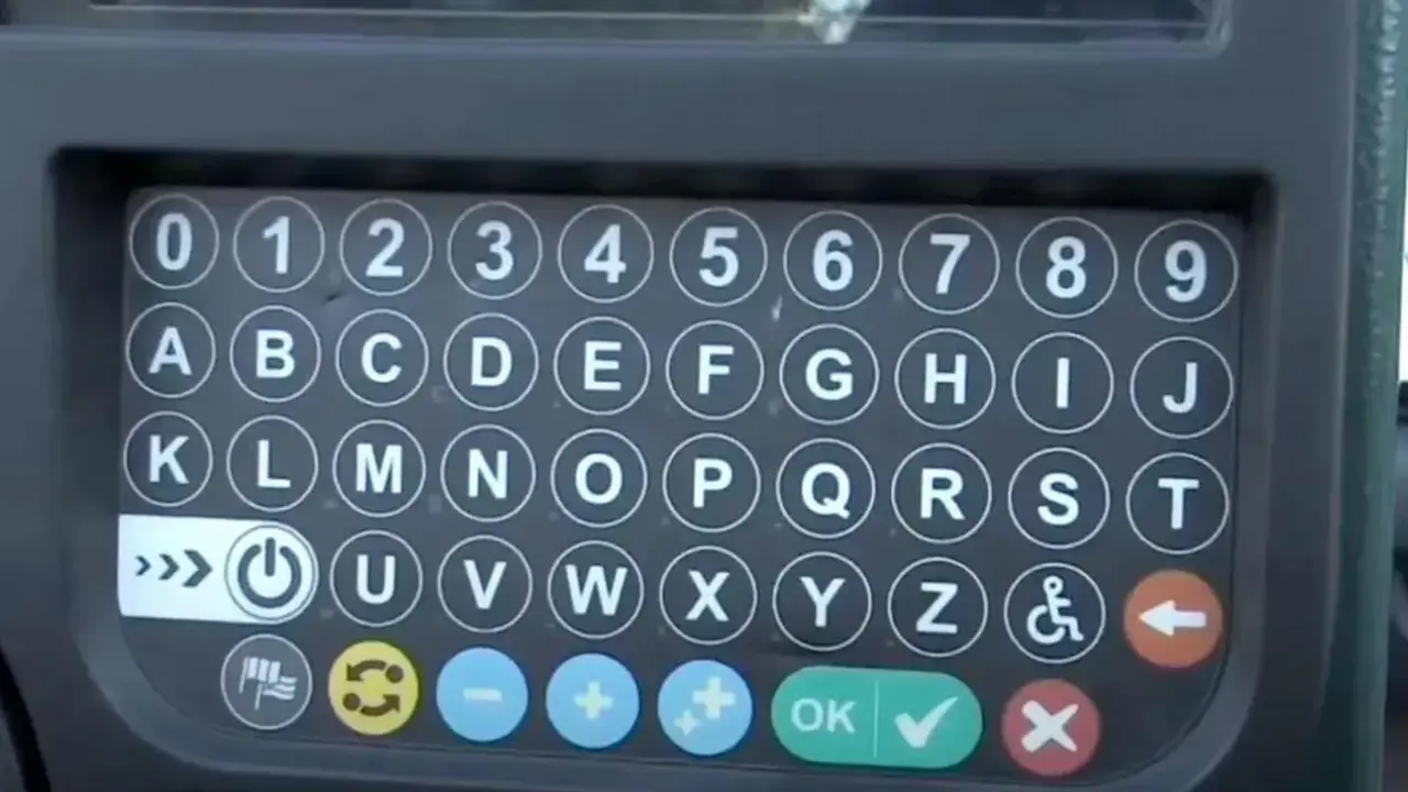 Teclado de la m&aacute;quina de estacionamiento en la zona regulada por la ORA en Le&oacute;n.