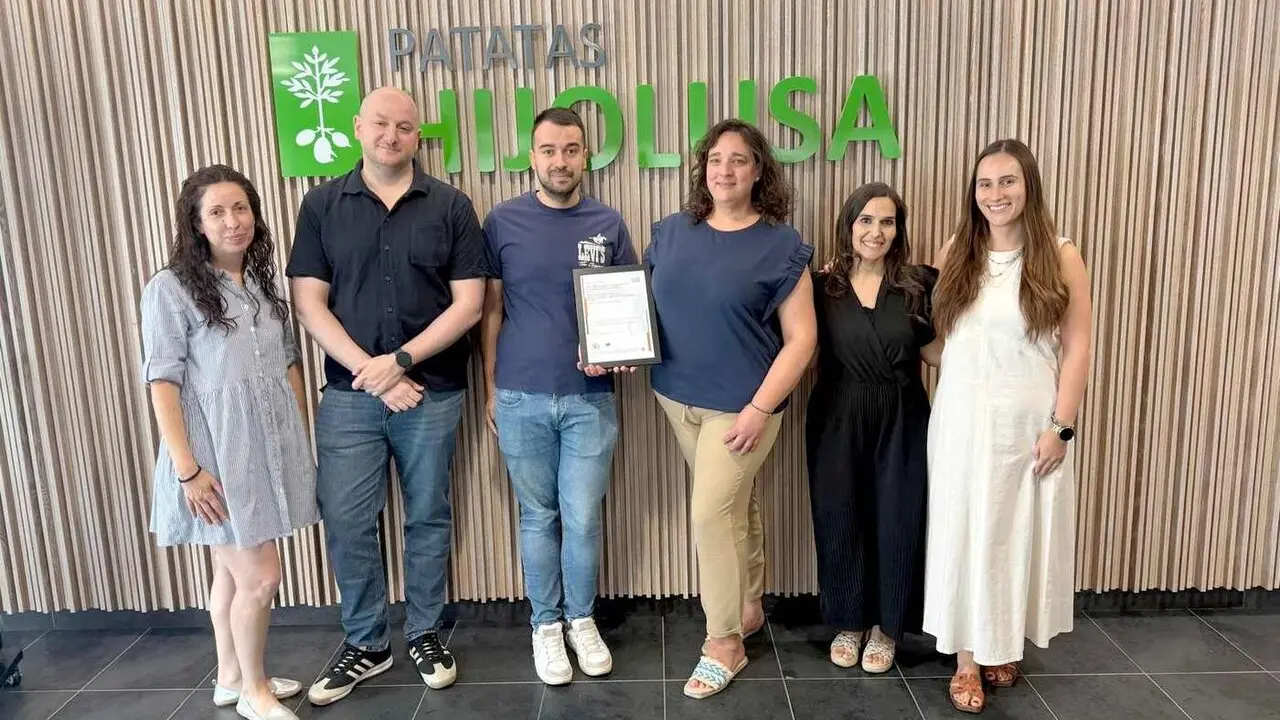 Personal de Hijolusa junto a la nueva certificaci&oacute;n obtenida por la firma leonesa.