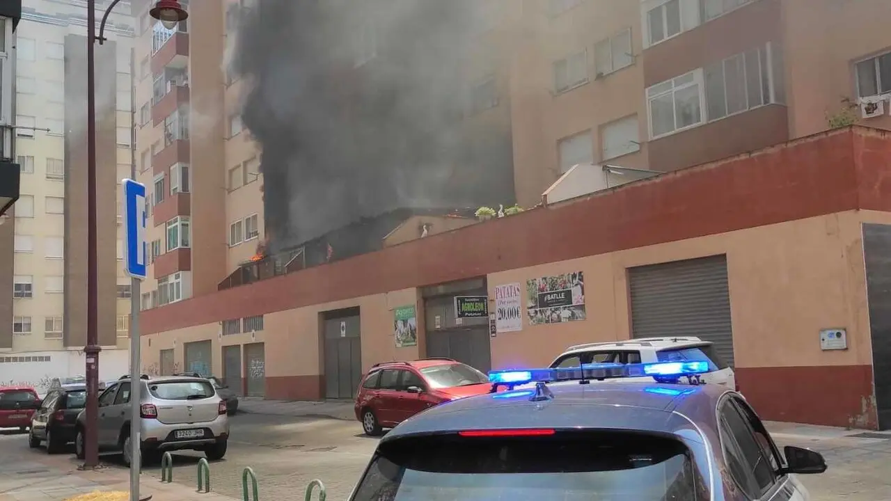 Un incendio en la terraza de una vivienda en la calle San Ignacio de Loyola obliga a desplegar un amplio operativo y deja un intoxicado. Foto: Polic&iacute;a Local
