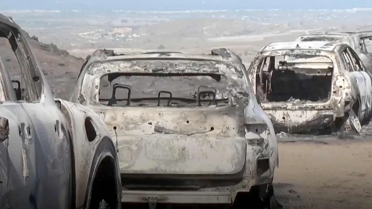 Imagen de los veh&iacute;culos calcinados en la carretera donde fueron alcanzados por las llamas.