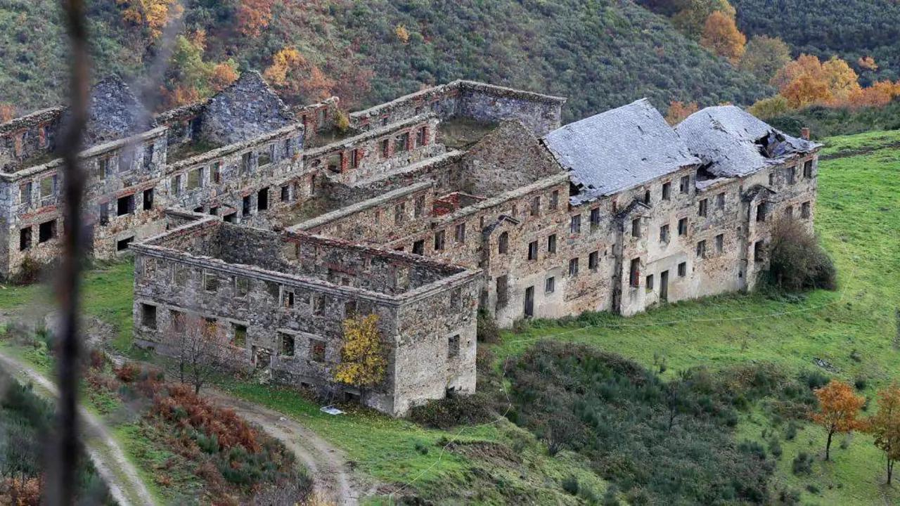 La Junta inicia la declaraci&oacute;n como Bien de Inter&eacute;s Cultural del complejo minero de la Pe&ntilde;a del Seo, en Cadafresnas, un enclave que lleg&oacute; a emplear a cerca de 500 trabajadores y conserva un destacado patrimonio industrial. Fotos: Eduardo Margareto