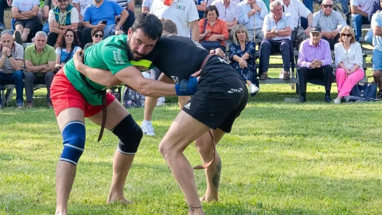 Imagen de un corro de lucha leonesa