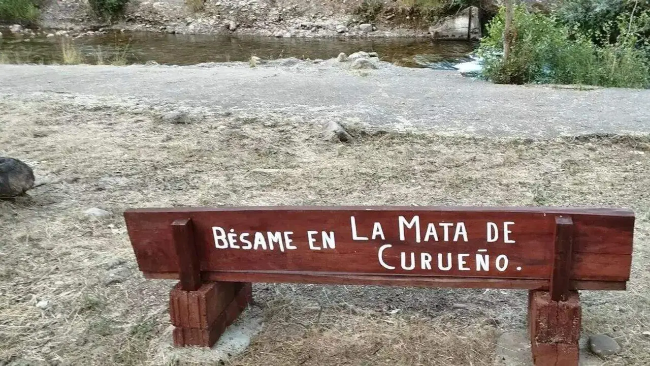 Banco del beso en Lla Mata de Curue&ntilde;o