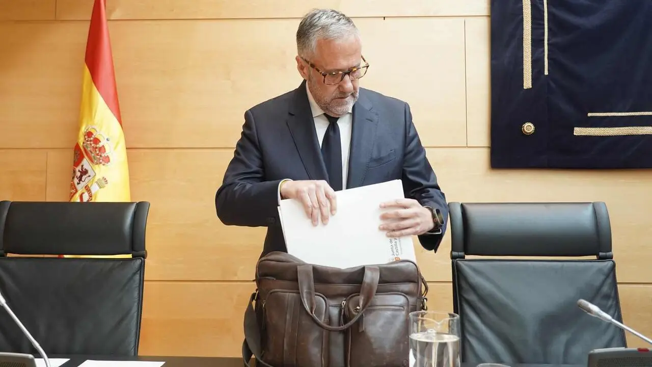 El vicepresidente de la Junta de Castilla y Le&oacute;n y consejero de Desregulaci&oacute;n, Familia y Ayudas Sociales, Carlos Poll&aacute;n, presenta el programa de actuaciones que desarrollar&aacute; por su departamento en la XII Legislatura.