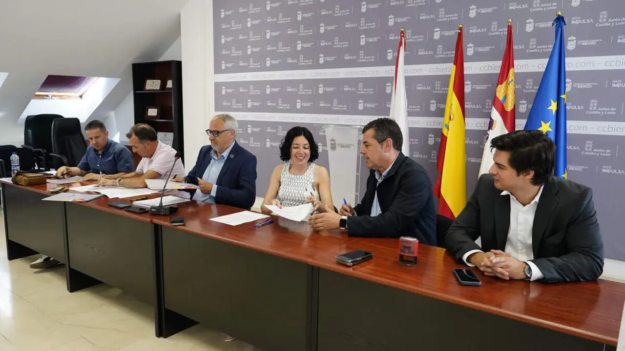 El presidente del Consejo Comarcal, Olegario Ram&oacute;n, explica el nuevo acuerdo de la Mesa del Di&aacute;logo Social del Bierzo junto a representantes de la patronal y sindicatos