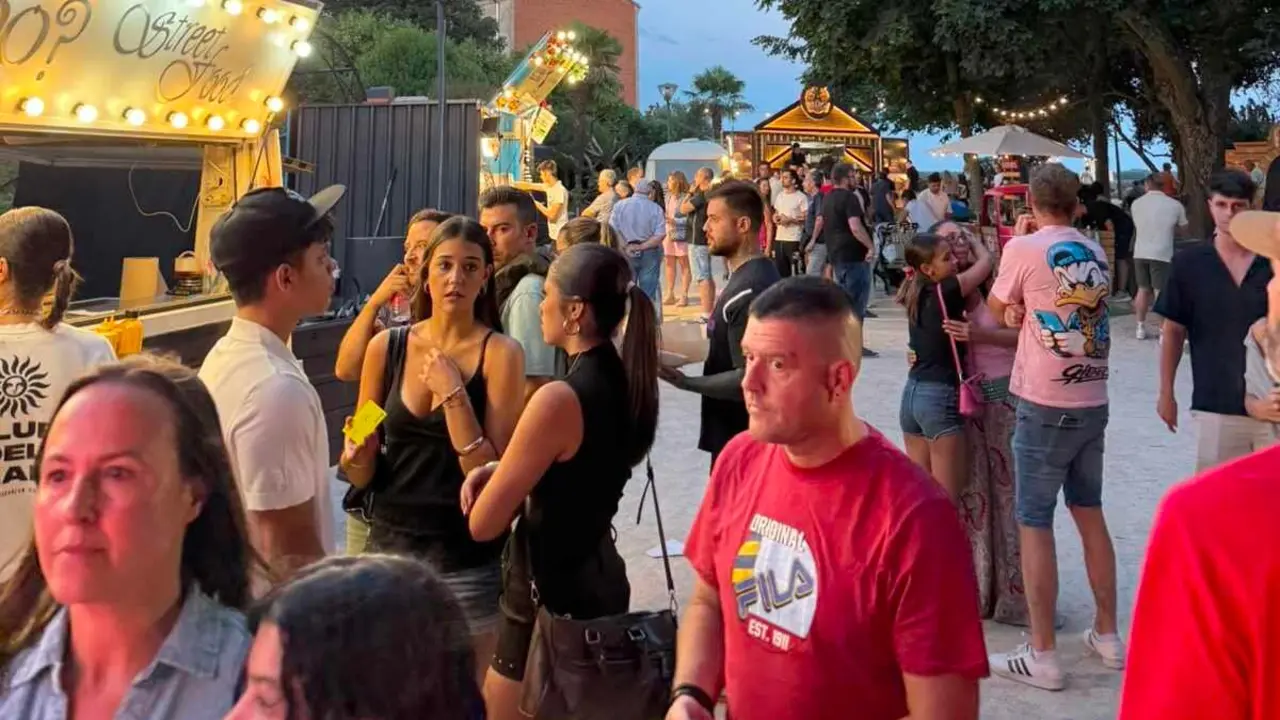La Feria del Verm&uacute; y la Ginebra de Astorga puso este fin de semana el broche a una nueva edici&oacute;n con un balance satisfactorio para la organizaci&oacute;n. Celebrada los d&iacute;as 11 y 12 de julio, la cita reuni&oacute; a cientos de visitantes que recorrieron el recinto ferial para conocer la oferta de productores y expositores.