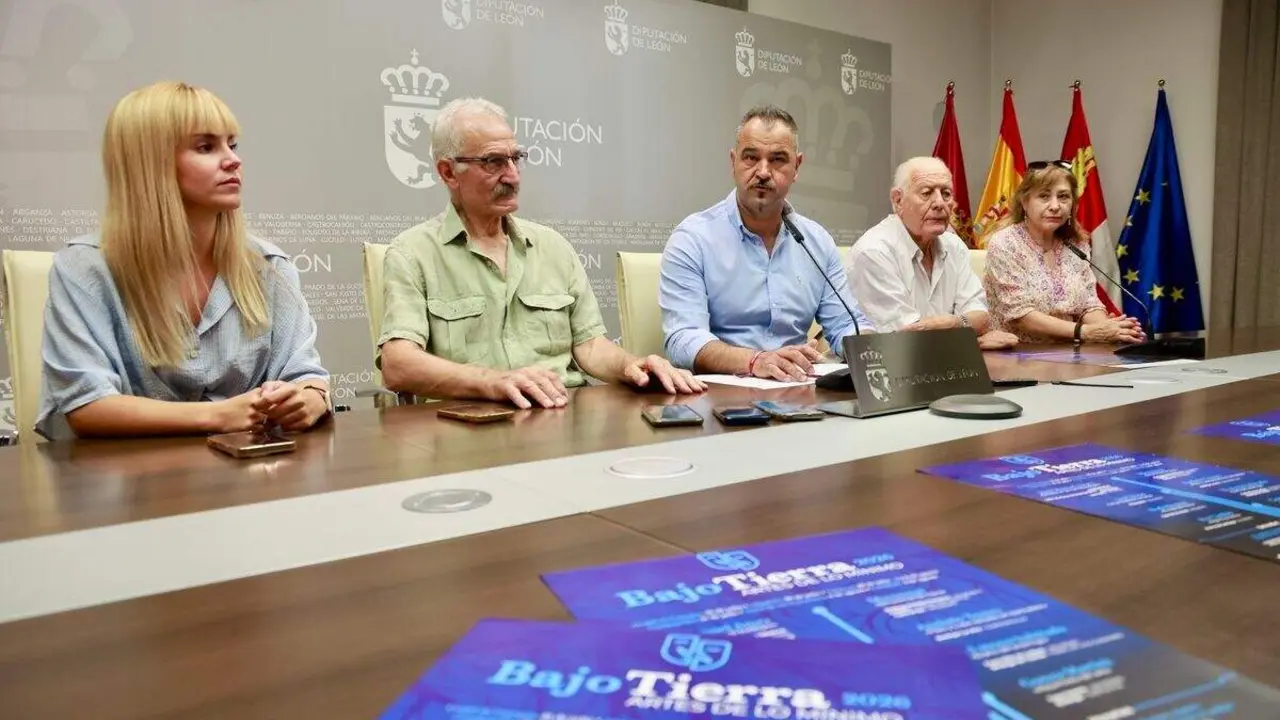 El diputado de Cultura, Emilio Mart&iacute;nez, y la diputada de Juventud, Patricia Mart&iacute;nez, acompa&ntilde;an a los alcaldes de Gordoncillo, Urbano Seco, Valderas, Agust&iacute;n Lobato, y Grajal de Campos, Tamara Alonso, y al representante del Centro Dram&aacute;tico Leon&eacute;s, Enrique L&oacute;pez, en la presentaci&oacute;n de la s&eacute;ptima edici&oacute;n de la iniciativa &lsquo;Bajo Tierra&rsquo;