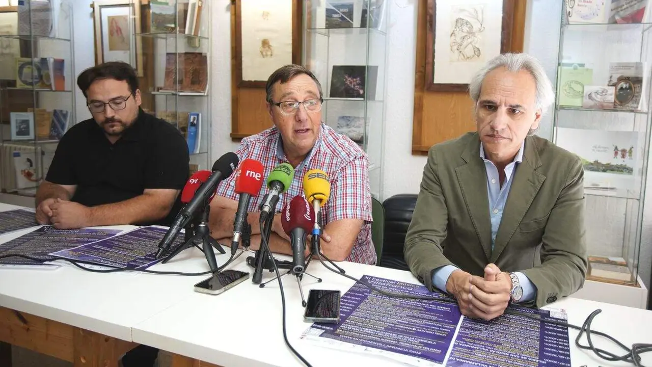 El alcalde de Villafranca del Bierzo, Jos&eacute; Manuel Pereira (C), junto al concejal de Cultura, Diego Garc&iacute;a (I), y el compositor Pedro Halffter (D), durante la presentaci&oacute;n de la XI edici&oacute;n del Festival de M&uacute;sica de Villafranca