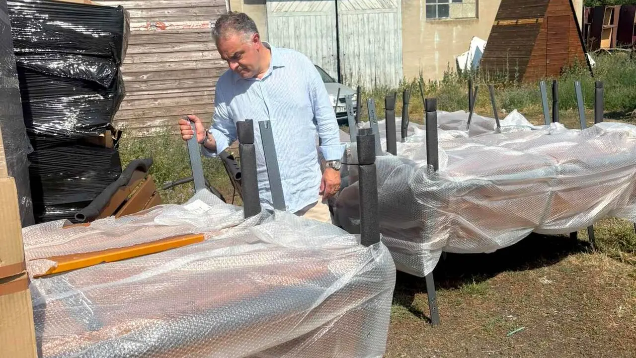 El alcalde de Astorga observa el nuevo equipamiento urbano llegado a la localidad.