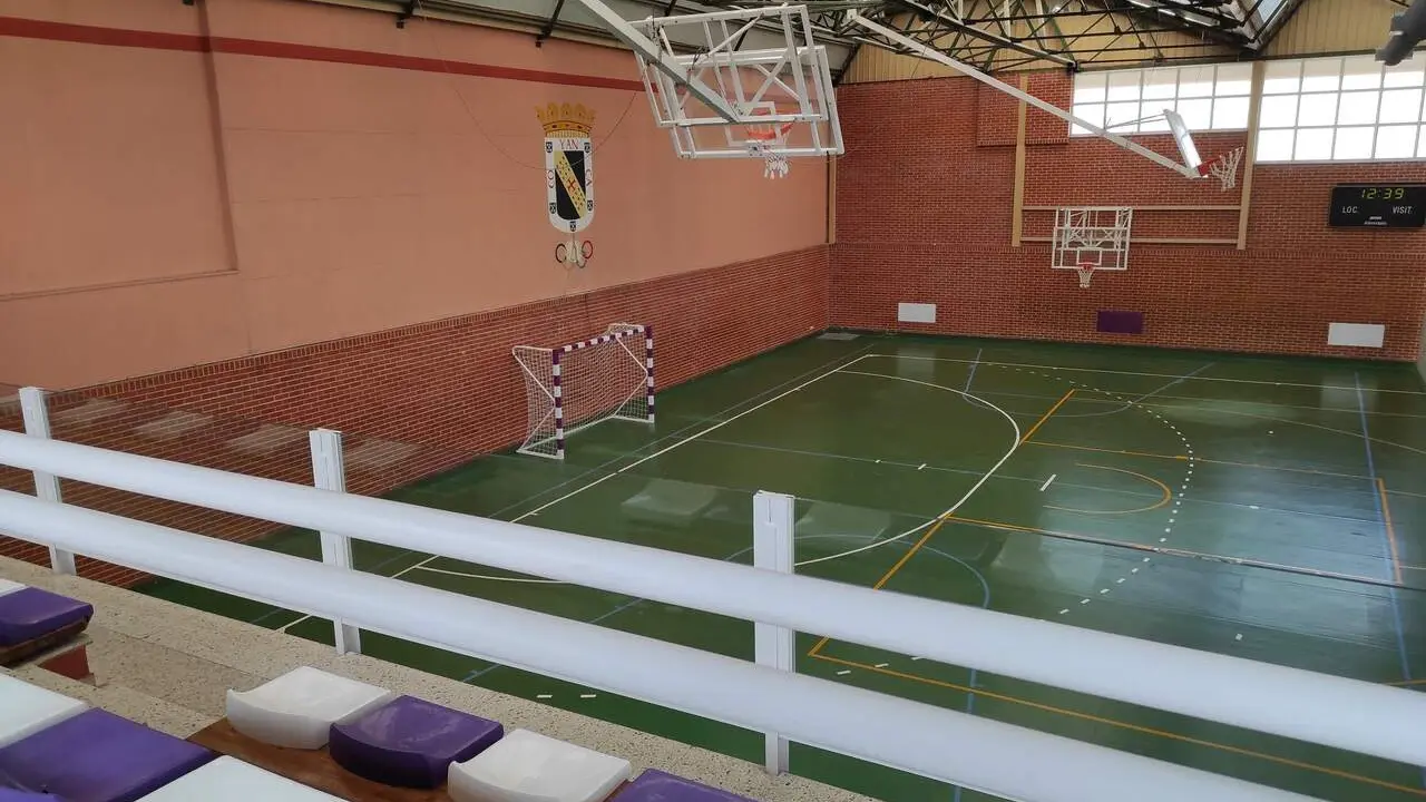 El PSOE denuncia la falta de inversiones de PP y UPL en el Complejo Polideportivo Vicente L&oacute;pez de Valencia de Don Juan. Foto: PSOE.