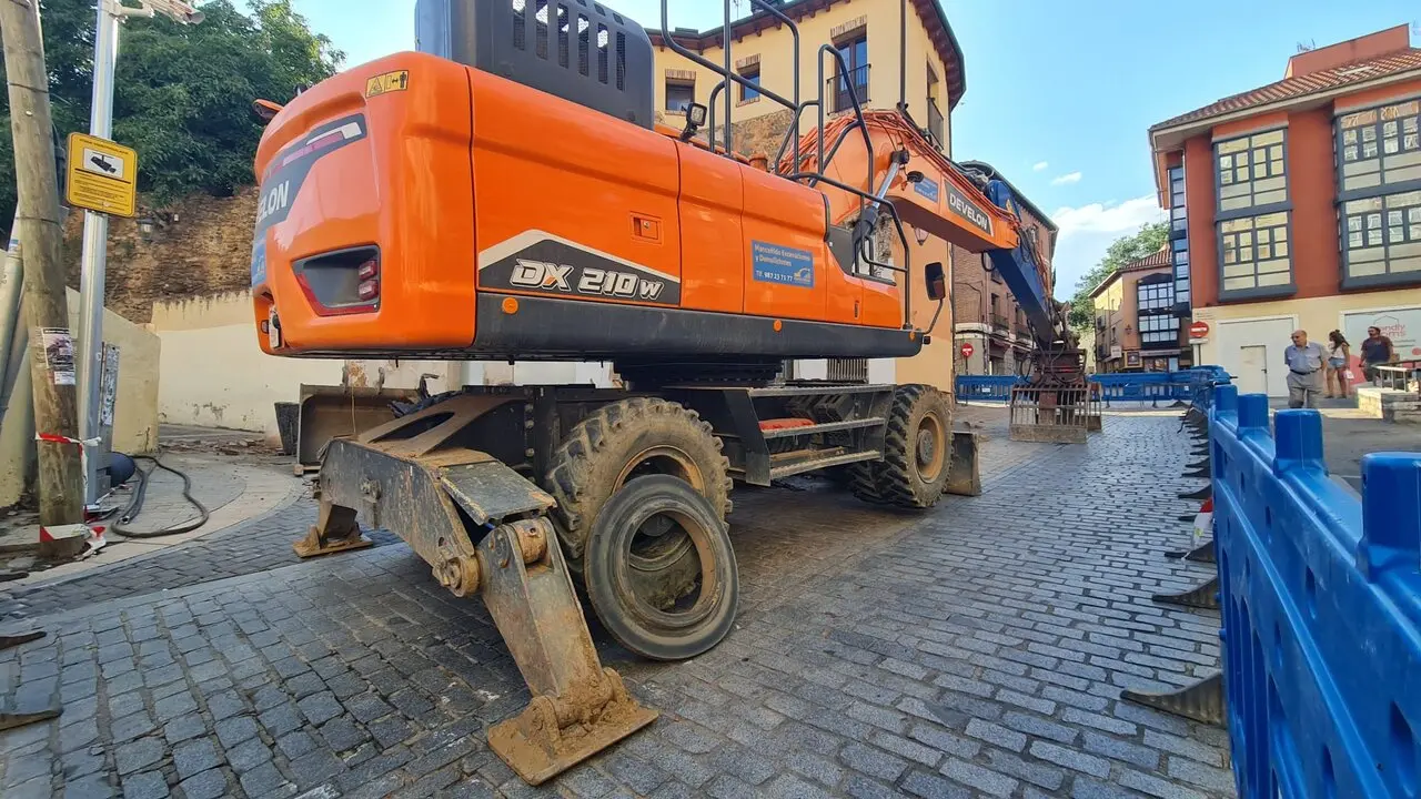 El avance de las demoliciones en la Plaza Ria&ntilde;o deja al descubierto nuevos restos de la muralla medieval de Le&oacute;n. La eliminaci&oacute;n de una vivienda situada en el acceso a Cal de Moros permite recuperar una estructura defensiva in&eacute;dita dentro del proyecto municipal de restauraci&oacute;n de Las Cercas medievales.