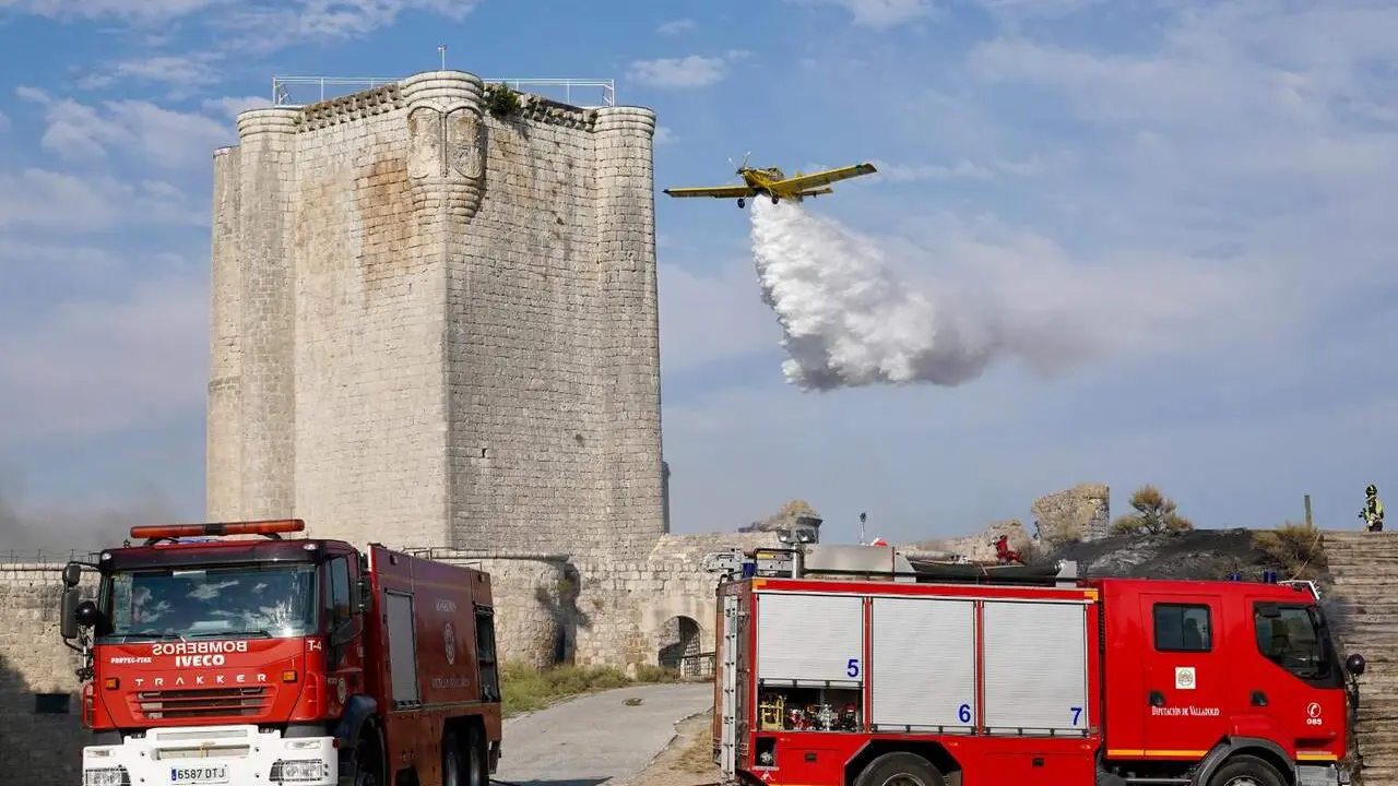 M&aacute;s de cuarenta medios y voluntarios se afanaron en controlar un fuego que calcin&oacute; el bar y el centro de visitantes ubicados al lado de la fortaleza de &Iacute;scar. Foto:&nbsp;Miriam Chac&oacute;n.