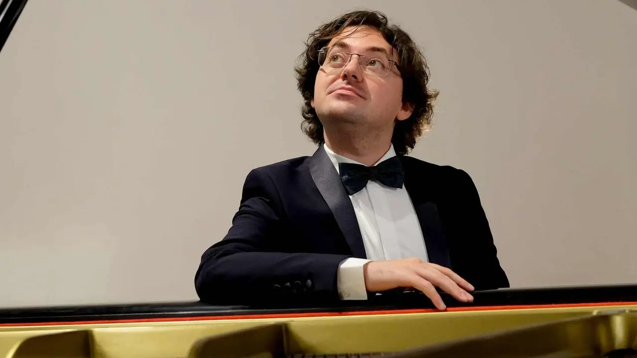 VG_Photo_05_Piano_Pose