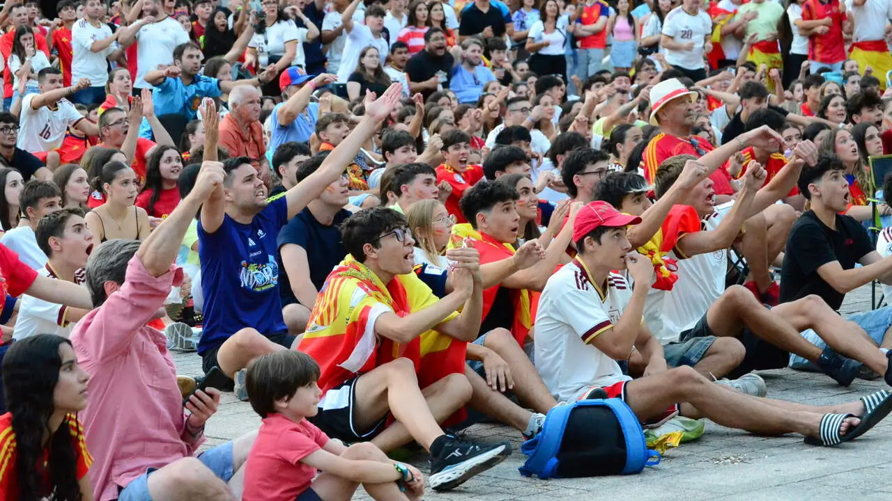 Aficionados viendo el partido Francia-Espa&ntilde;a del Mundial en la Plaza del Ayuntamiento de Ponferrada. Foto: Cedida EBD - AT.