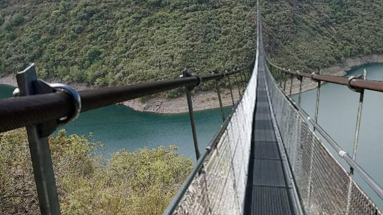 Recreaci&oacute;n digital del futuro puente tibetano sobre el embalse de B&aacute;rcena. Foto: Fundaci&oacute;n Patrimonio Natural.