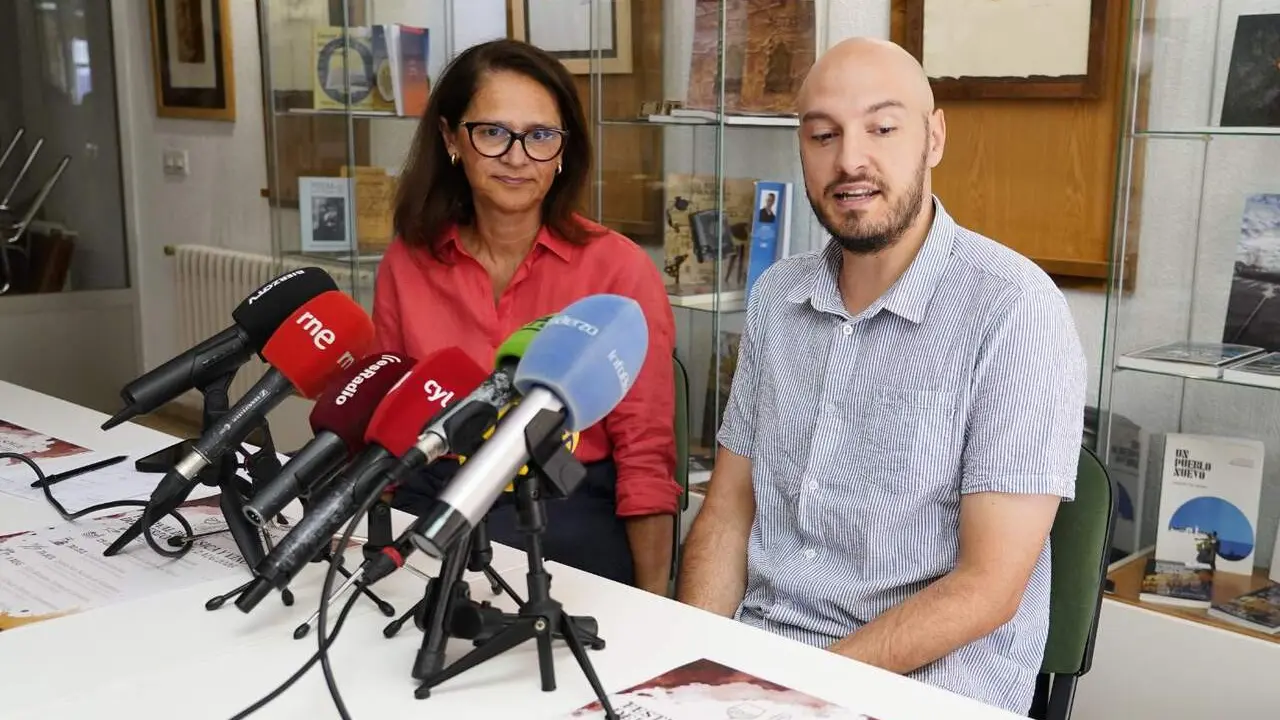 La presidenta de BIerzo Enoturismo, Consuelo Ysart, junto al m&uacute;sico Mateo Balboa, durante la presentaci&oacute;n del Festival Son de Menc&iacute;a. Foto. C&eacute;sar S&aacute;nchez.