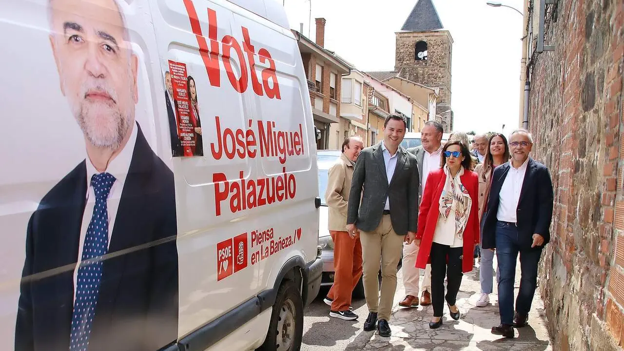 La ministra de Defensa, Margarita Robles, respalda la presentaci&oacute;n de candidaturas del Partido Judicial de La Ba&ntilde;eza, junto al candidato a la Alcald&iacute;a de La Ba&ntilde;eza, Jos&eacute; Miguel Palazuelo, el secretario general del PSL-PSOE, Javier Alfonso Cend&oacute;n, y el presidente del PSOE de Castilla y Le&oacute;n, Eduardo Mor&aacute;n