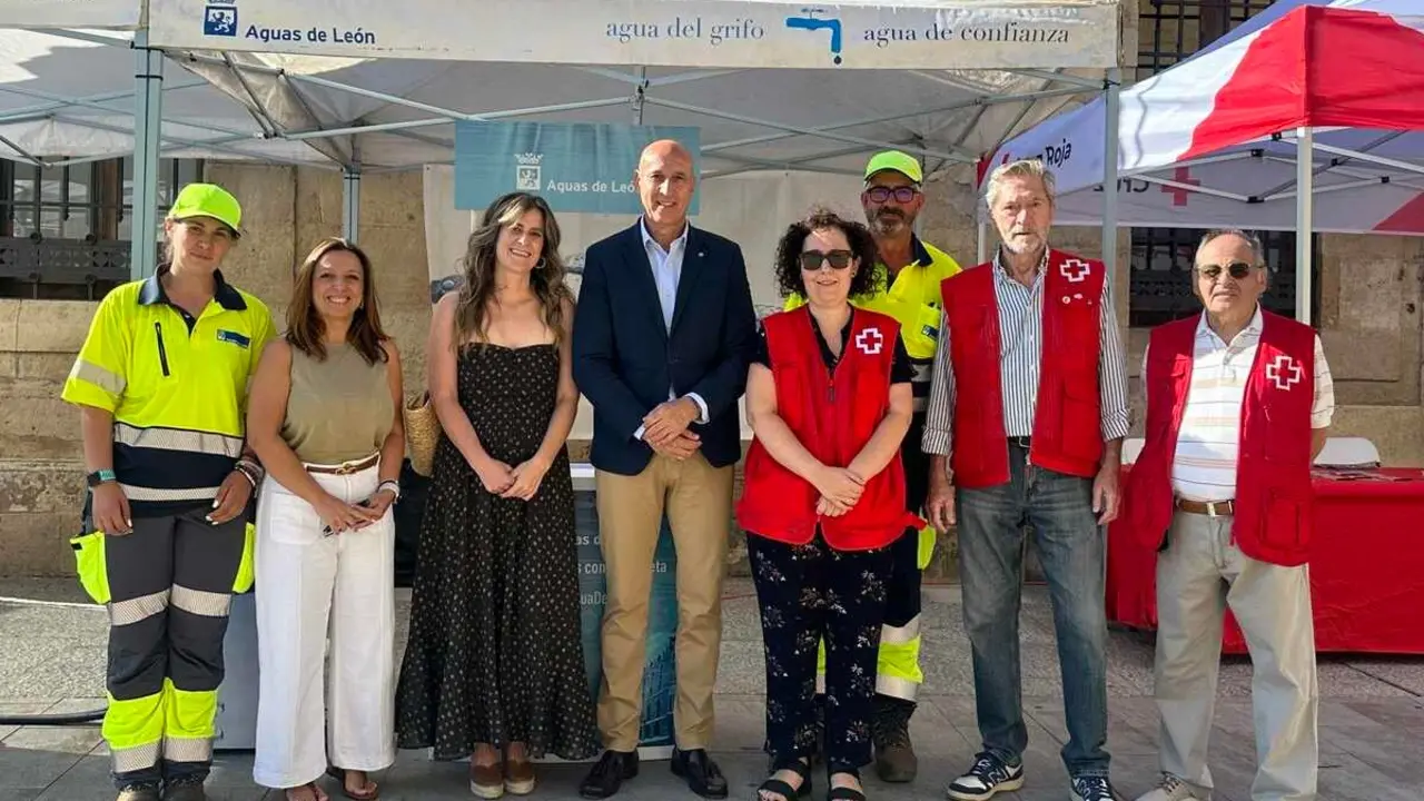 El alcalde de Le&oacute;n ha visitado las carpas en las que se ha promocionado la prevenci&oacute;n ante las olas de calor.