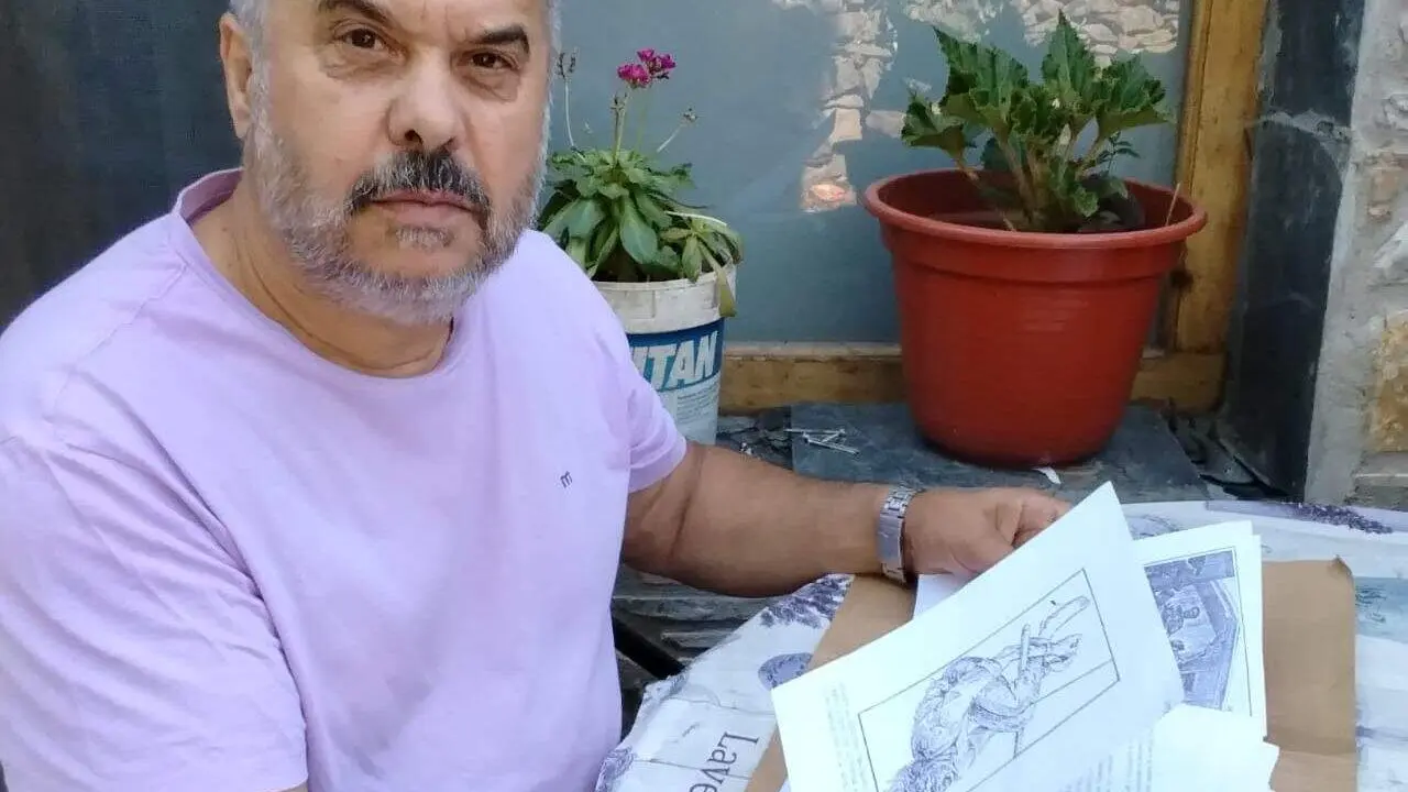 Santiago Garc&iacute;a Chago, con una ilustraci&oacute;n de Barcia.