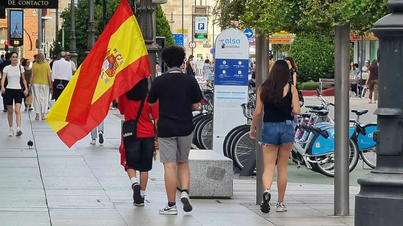 Aficionados recorriendo con la bandera de Espa&ntilde;a este fin de semana las calles de Le&oacute;n.