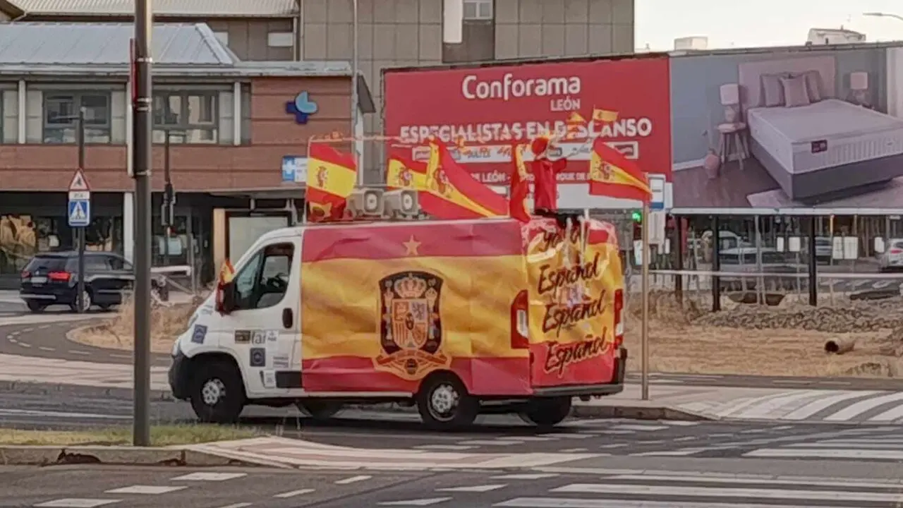 Una furgoneta tuneada al ritmo de 'Que viva Espa&ntilde;a' desata la fiebre mundialista: Le&oacute;n ya juega la final antes del pitido inicial. La imagen, convertida en s&iacute;mbolo de una provincia completamente entregada a la Selecci&oacute;n, resume un ambiente sin precedentes: se agotan las banderas y las camisetas de Espa&ntilde;a, la hosteler&iacute;a espera un lleno absoluto y plazas y municipios ultiman los preparativos para vivir una noche hist&oacute;rica.