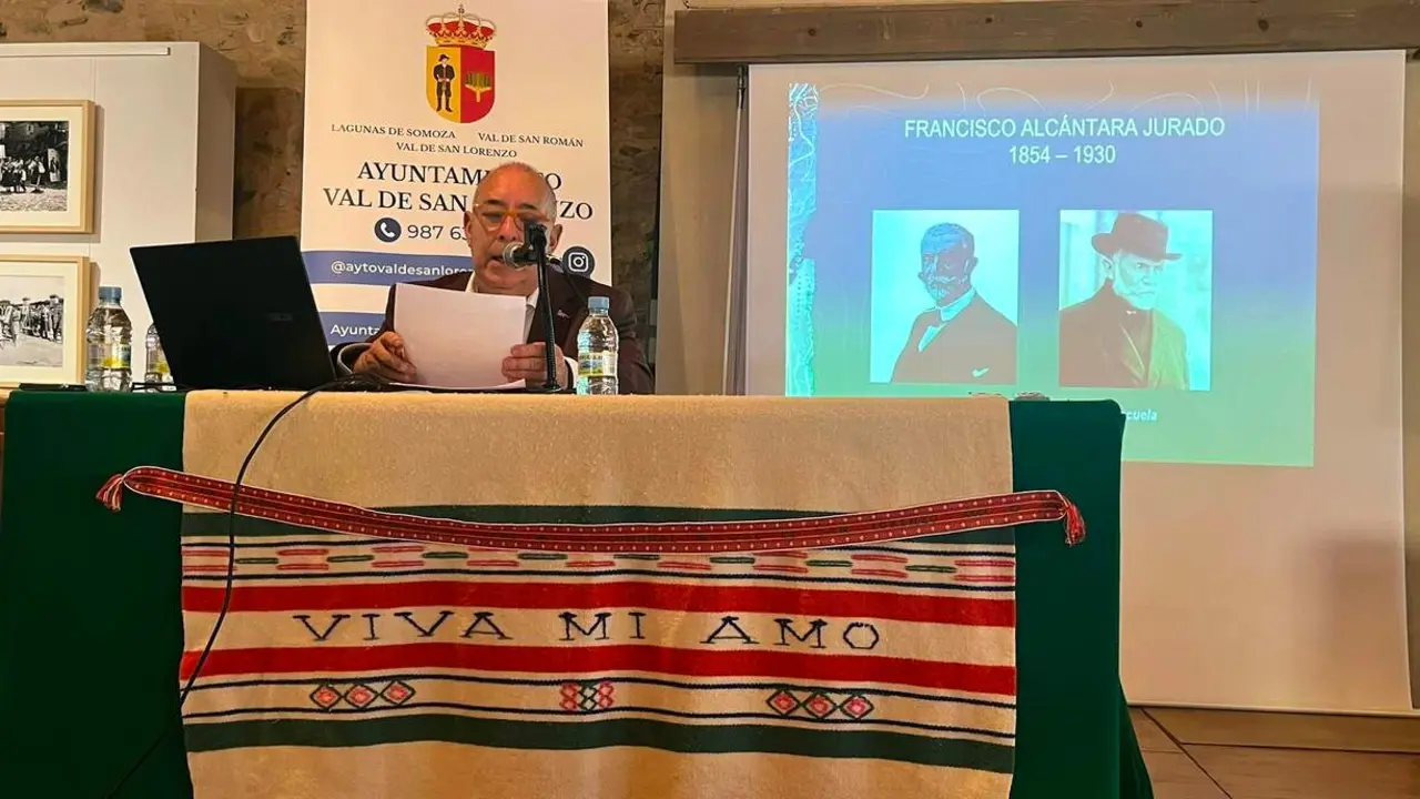 Miguel &Aacute;ngel Cordero, durante su conferencia en El Val de San Lorenzo.