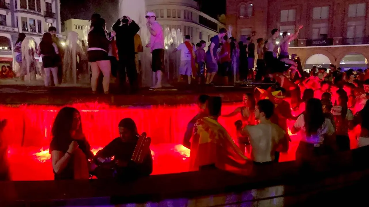Aficionados leoneses celebran el t&iacute;tulo mundial en la fuente de Santo Domingo.