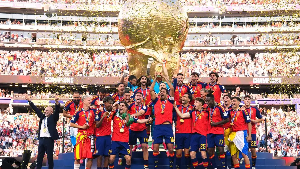 Momento en el que la selecci&oacute;n espa&ntilde;ola levanta la copa de campeones.