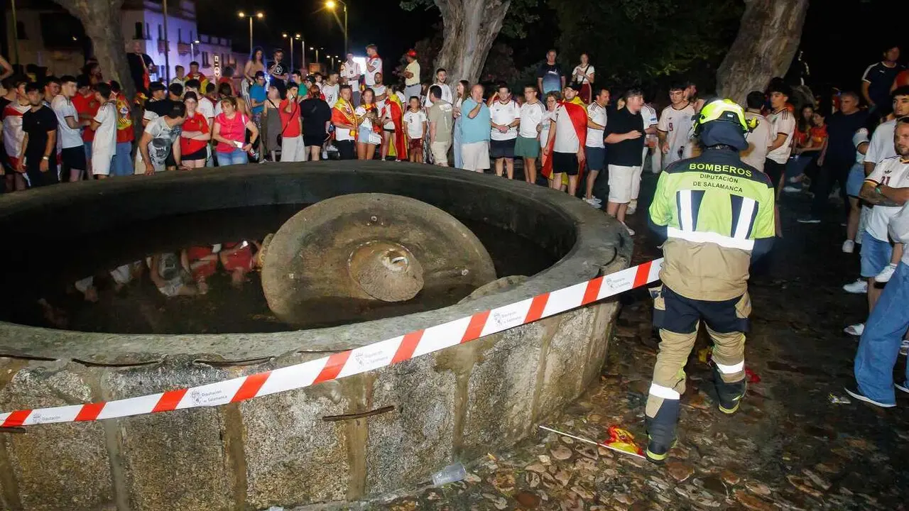 El derrumbe de la fuente de la Glorieta del &Aacute;rbol Gordo de Ciudad Rodrigo provoc&oacute; la tragedia y dej&oacute; un herido.