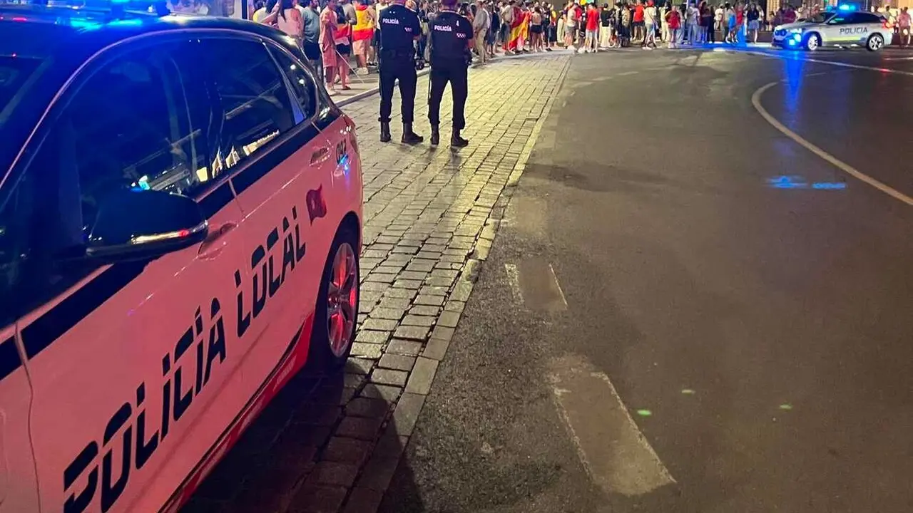 Efectivos de la Polic&iacute;a Local de Le&oacute;n, durante las labores de control y seguridad durante la celebraci&oacute;n del Mundial.