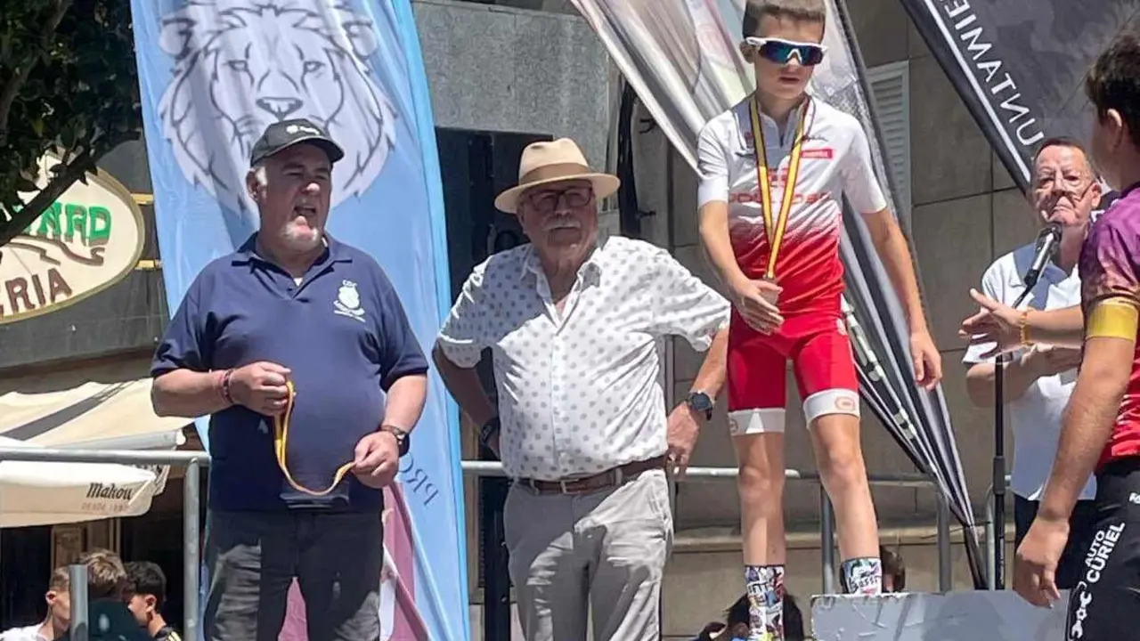 El Paseo de la Condesa de Sagasta acogi&oacute; este fin de semana una nueva edici&oacute;n del Trofeo Escuelas Ciudad de Le&oacute;n, una prueba que reuni&oacute; a cerca de un centenar de ciclistas de las categor&iacute;as de promesas, principiantes, alevines e infantiles y que sirvi&oacute; para cerrar la clasificaci&oacute;n de la Zona B de la Copa de Castilla y Le&oacute;n de Ciclismo Base. Foto: AytoLe&oacute;n